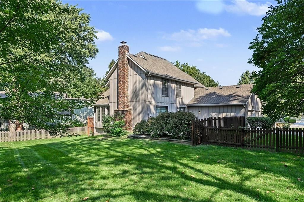 Photo 23 of 28 - 2305 W 120th Terrace, Leawood, KS 66209