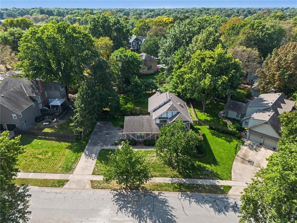 2305 W 120th Terrace, Leawood, KS: listing photo 2