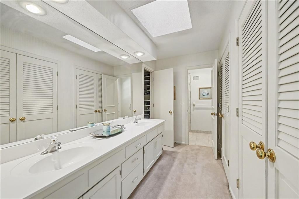 Photo 15 of 28 - 2305 W 120th Terrace, Leawood, KS 66209