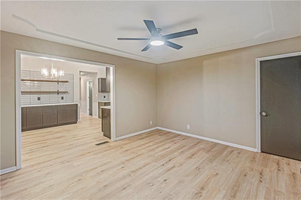 Photo 16 of 27 - 2712 S Sante Fe Road, Independence, MO 64052