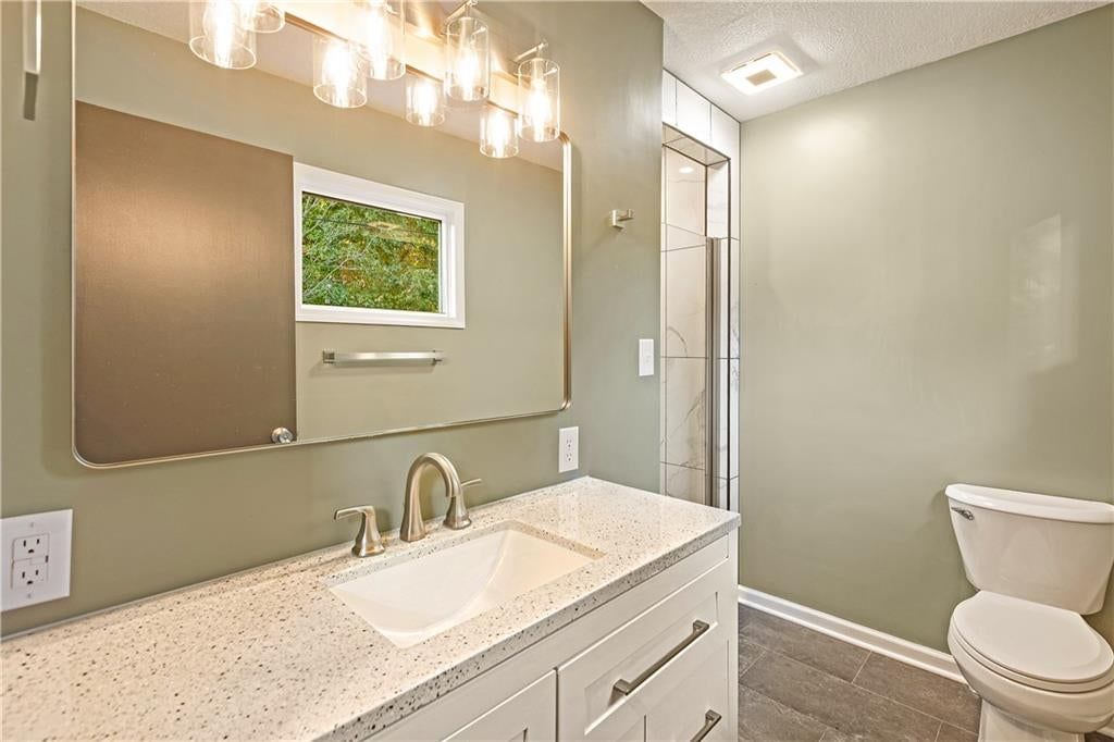 Photo 21 of 27 - 2712 S Sante Fe Road, Independence, MO 64052