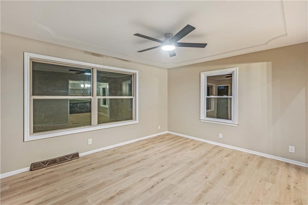 Photo 17 of 27 - 2712 S Sante Fe Road, Independence, MO 64052