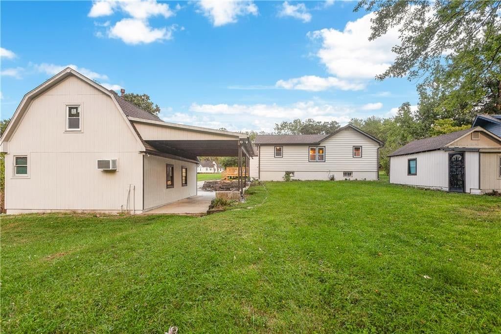 Photo 4 of 27 - 2712 S Sante Fe Road, Independence, MO 64052