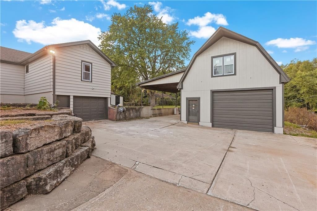 2712 S Sante Fe Road, Independence, MO: listing photo 2