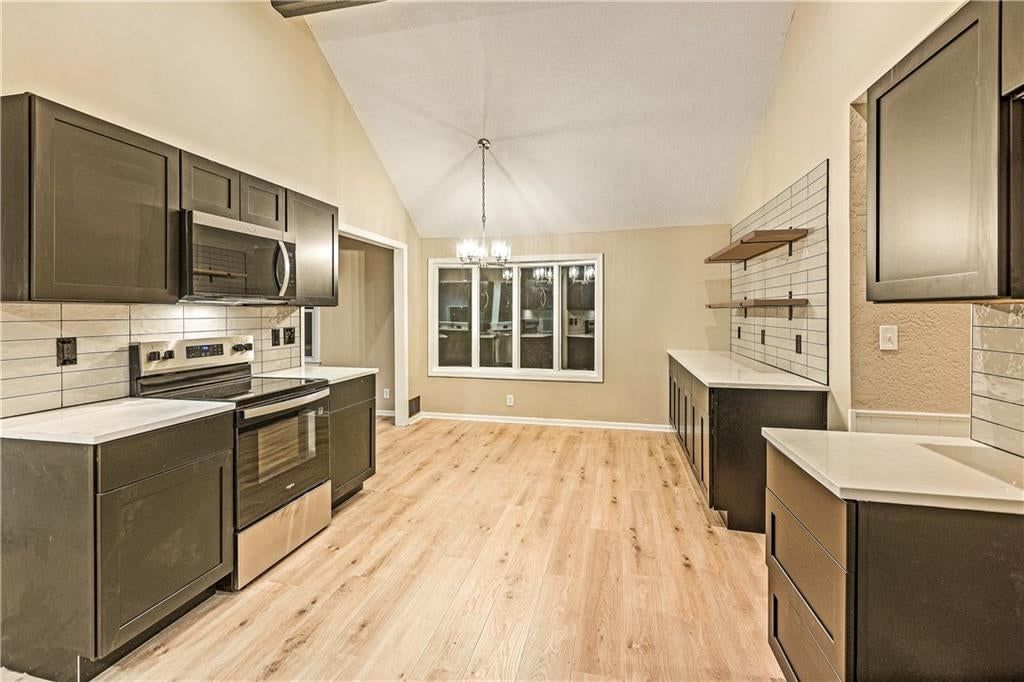 Photo 13 of 27 - 2712 S Sante Fe Road, Independence, MO 64052