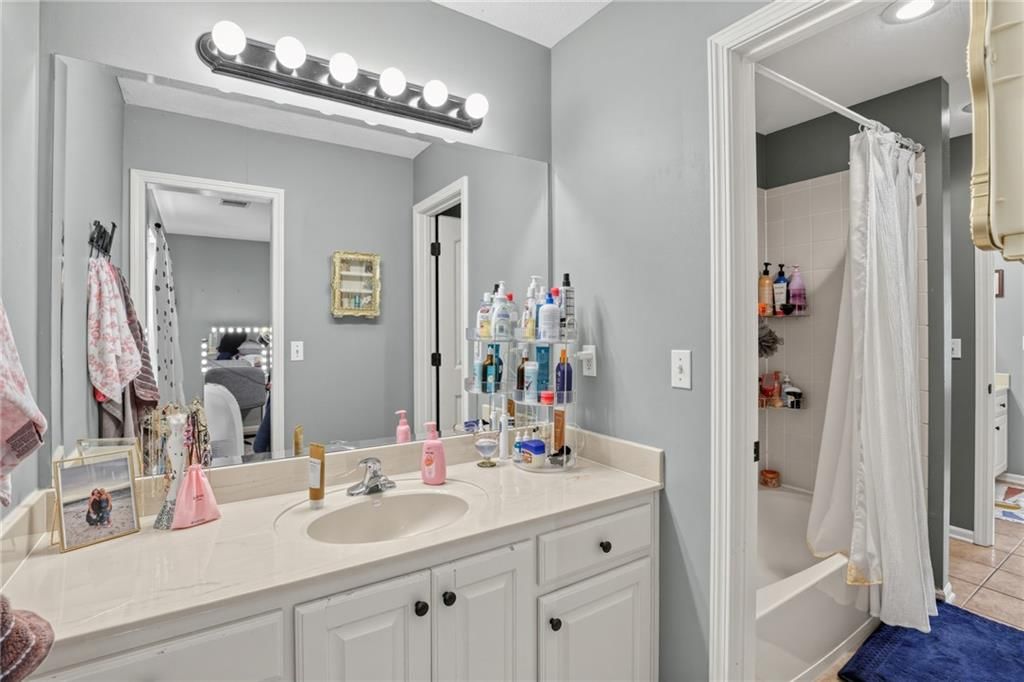 Photo 16 of 30 - 5023 Haskins Street, Shawnee, KS 66216
