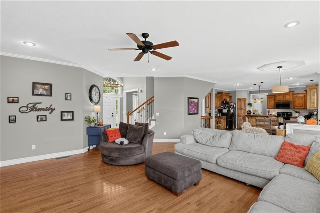 Photo 5 of 30 - 5023 Haskins Street, Shawnee, KS 66216