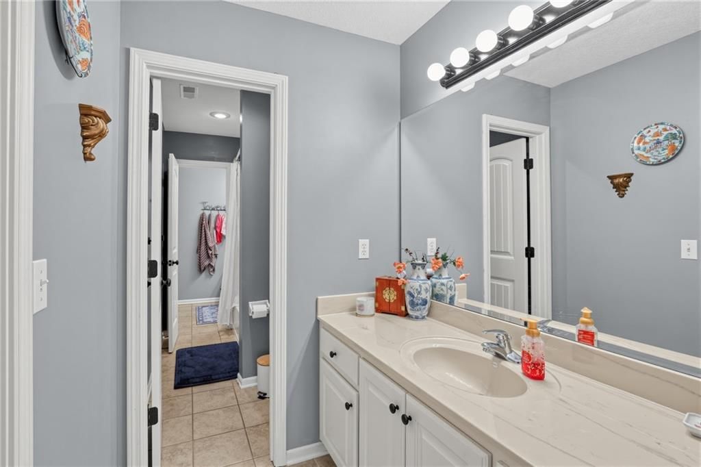 Photo 17 of 30 - 5023 Haskins Street, Shawnee, KS 66216