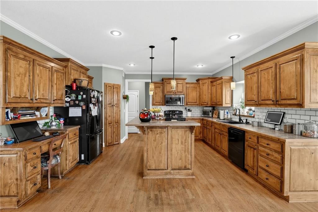 Photo 11 of 30 - 5023 Haskins Street, Shawnee, KS 66216
