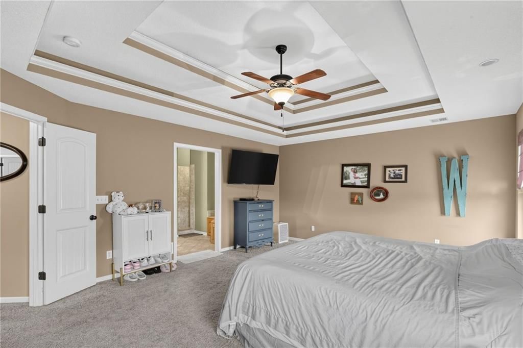 Tray ceiling at 5023 Haskins Street, Shawnee, KS 66216