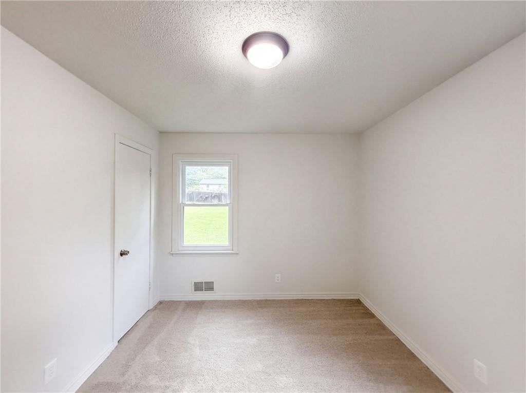 Photo 4 of 20 - 11214 E 48th Street, Kansas City, MO 64133