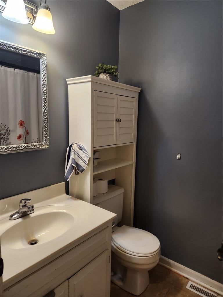 Photo 5 of 14 - 10506 N Baltimore Avenue, Kansas City, MO 64155