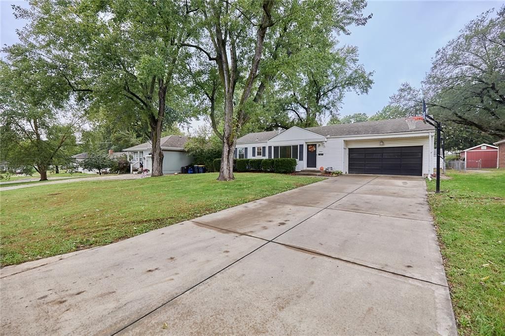 8824 Summit Street, Kansas City, MO: listing photo 2