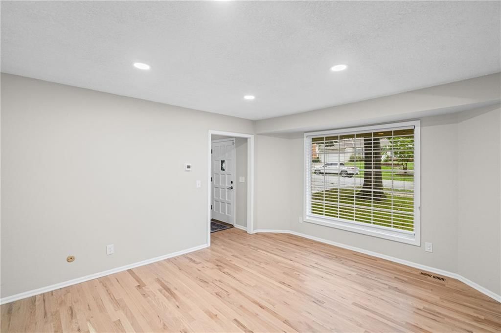 Photo 6 of 51 - 10324 Rosehill Road, Overland Park, KS 66215