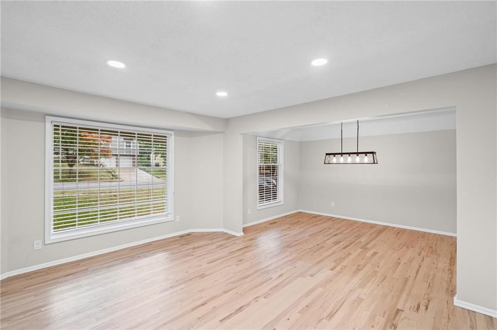 Photo 5 of 51 - 10324 Rosehill Road, Overland Park, KS 66215