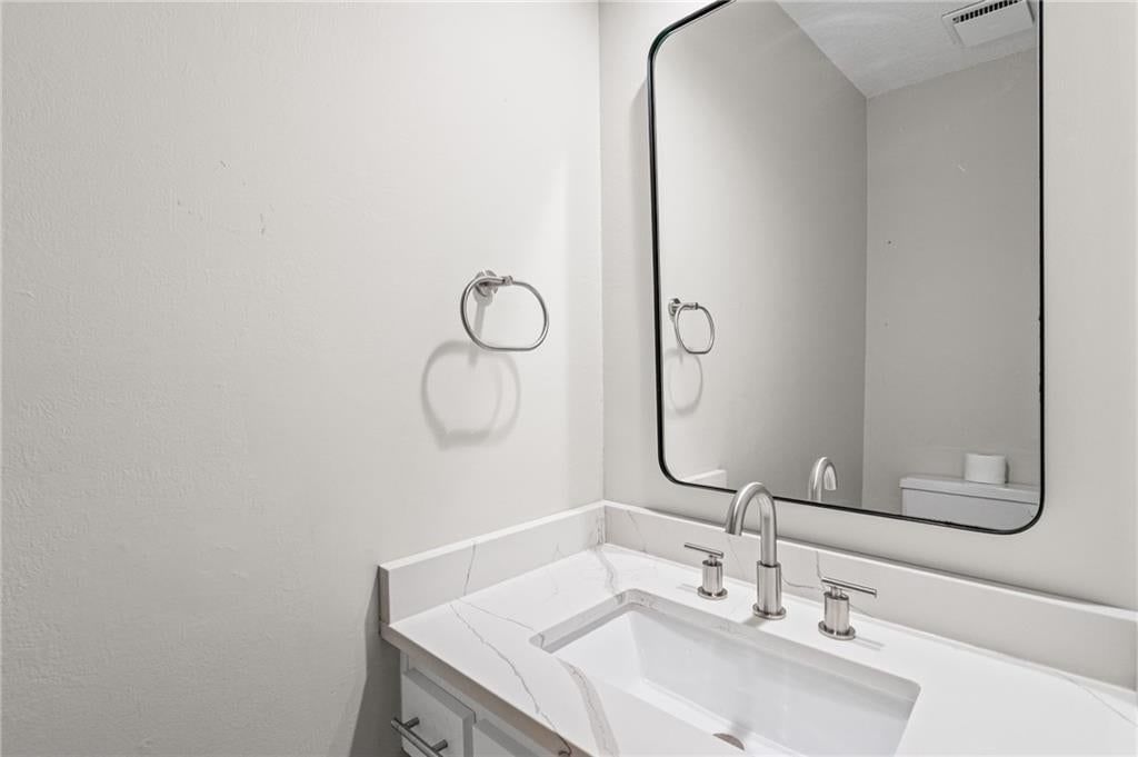 Photo 10 of 51 - 10324 Rosehill Road, Overland Park, KS 66215