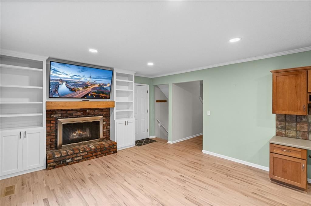 Photo 13 of 51 - 10324 Rosehill Road, Overland Park, KS 66215