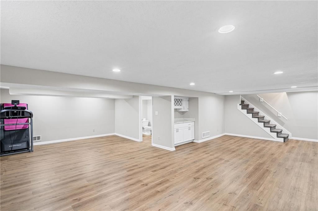 Photo 33 of 51 - 10324 Rosehill Road, Overland Park, KS 66215