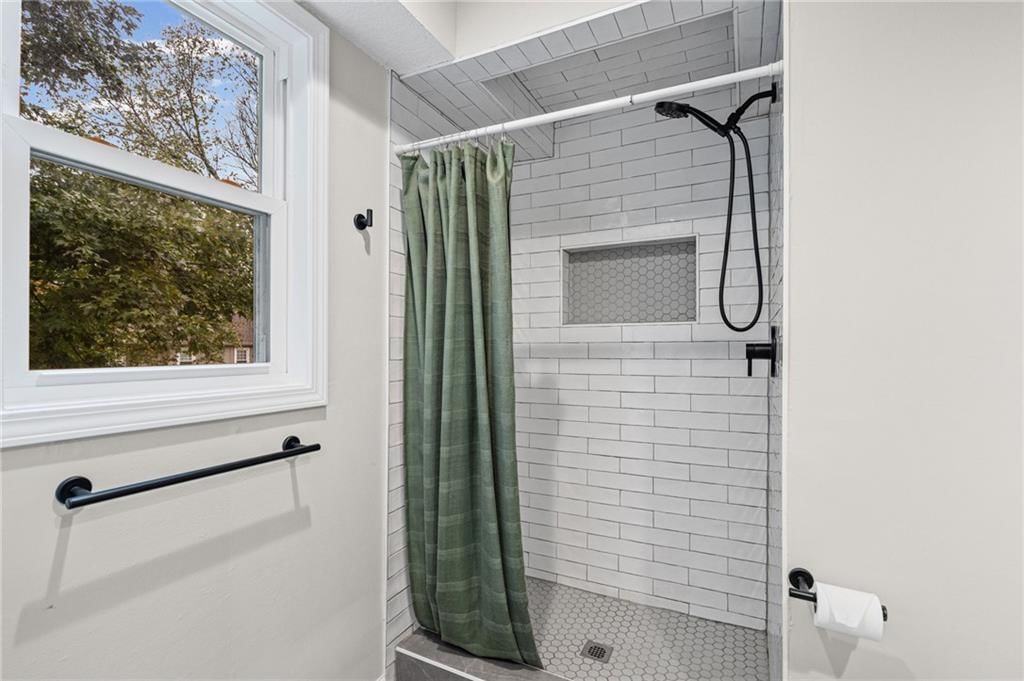 Photo 24 of 51 - 10324 Rosehill Road, Overland Park, KS 66215