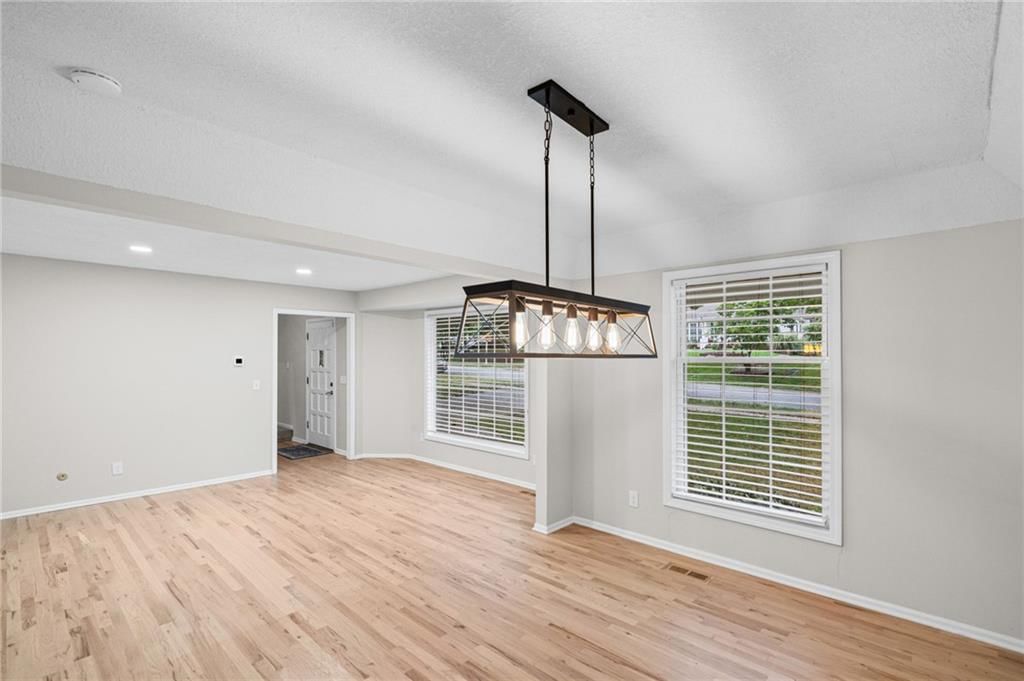 Photo 8 of 51 - 10324 Rosehill Road, Overland Park, KS 66215