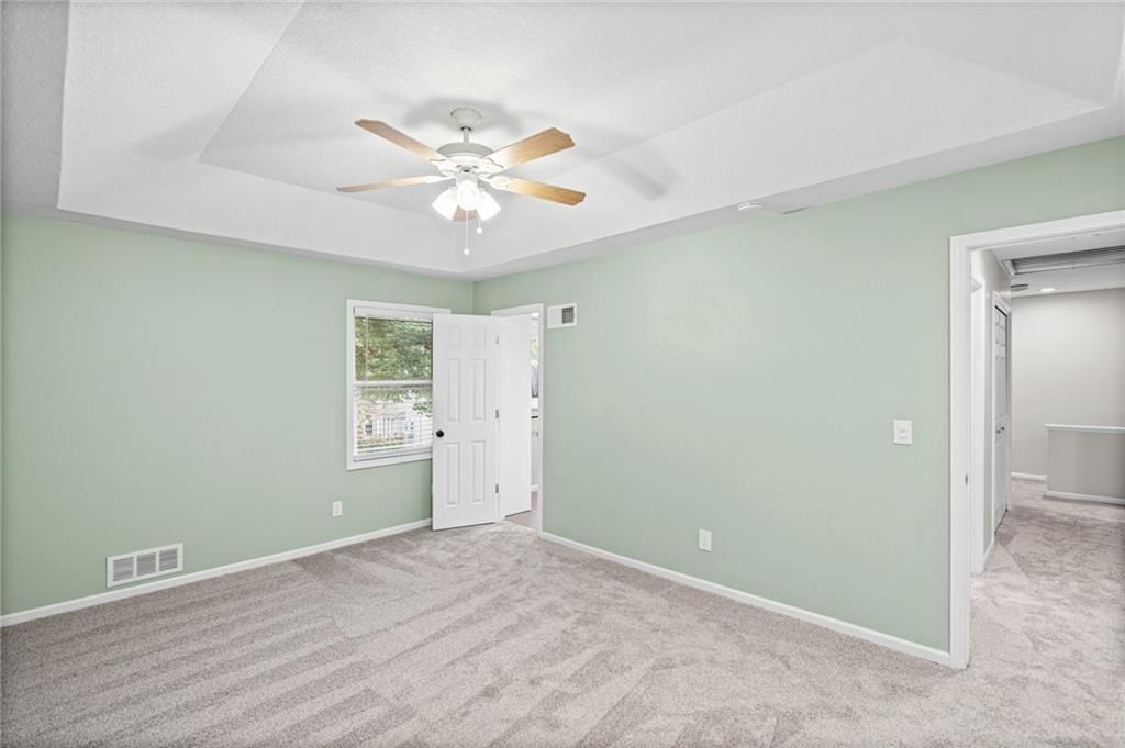 Tray ceiling at 10324 Rosehill Road, Overland Park, KS 66215