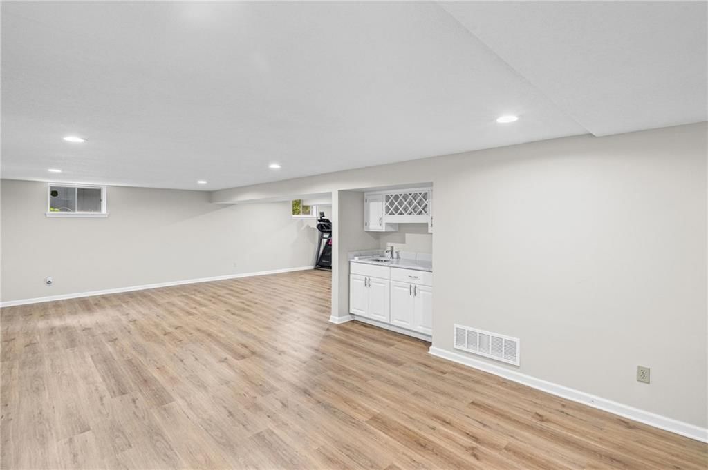 Photo 32 of 51 - 10324 Rosehill Road, Overland Park, KS 66215