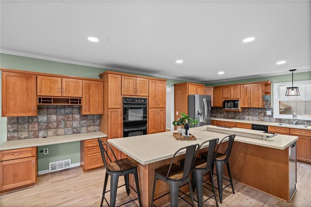 Photo 14 of 51 - 10324 Rosehill Road, Overland Park, KS 66215