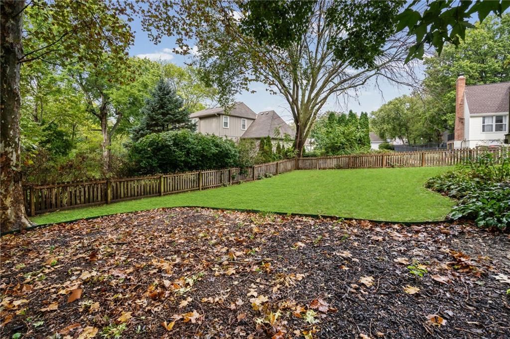 Photo 43 of 51 - 10324 Rosehill Road, Overland Park, KS 66215