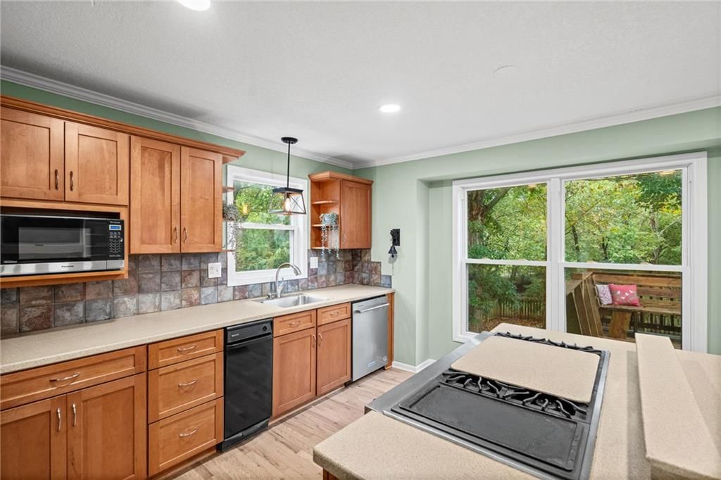 Photo 19 of 51 - 10324 Rosehill Road, Overland Park, KS 66215