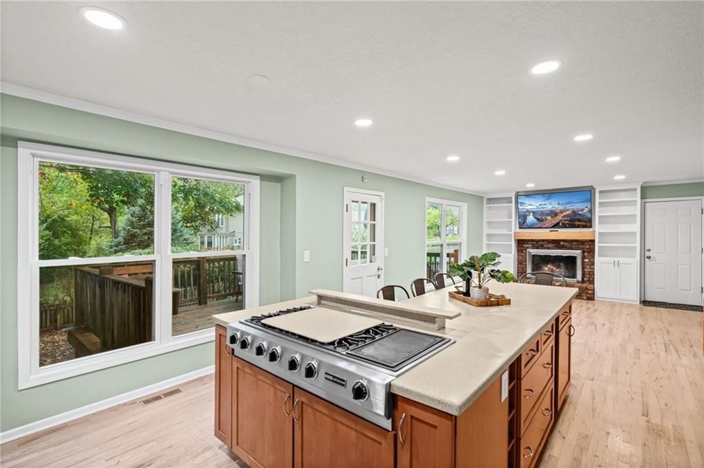 Photo 18 of 51 - 10324 Rosehill Road, Overland Park, KS 66215