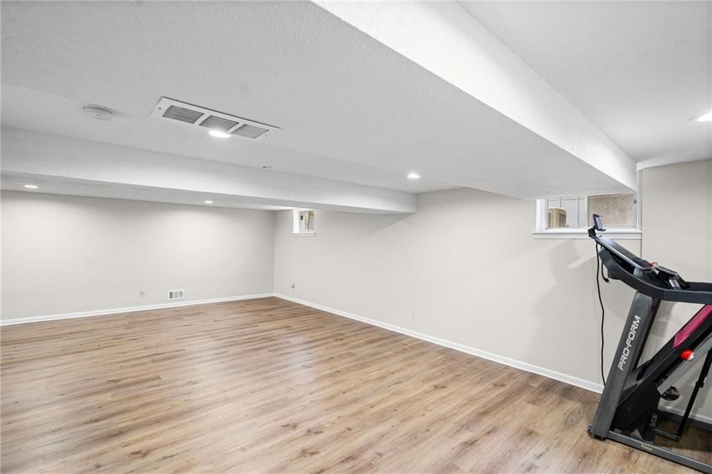 Photo 34 of 51 - 10324 Rosehill Road, Overland Park, KS 66215