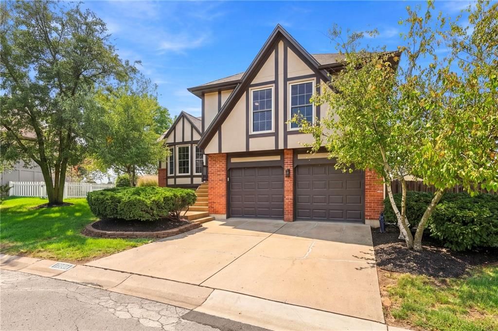 12604 Fountain Lake Drive, Grandview, MO: listing photo 2
