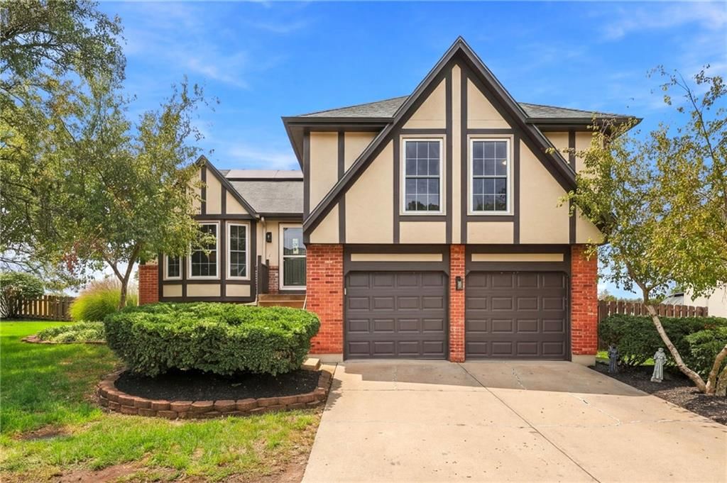 12604 Fountain Lake Drive, Grandview, MO