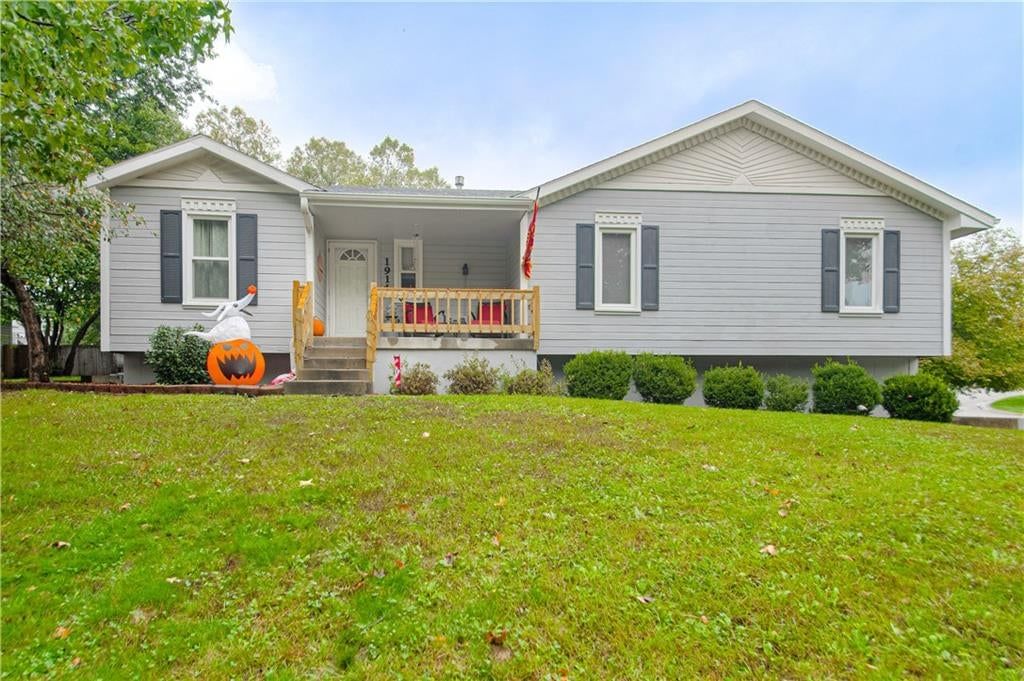1914 Meadowlane Street, Kearney, MO: listing photo 2