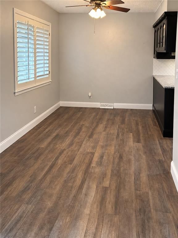 Photo 4 of 24 - 5407 W 103 Terrace, Overland Park, KS 66207
