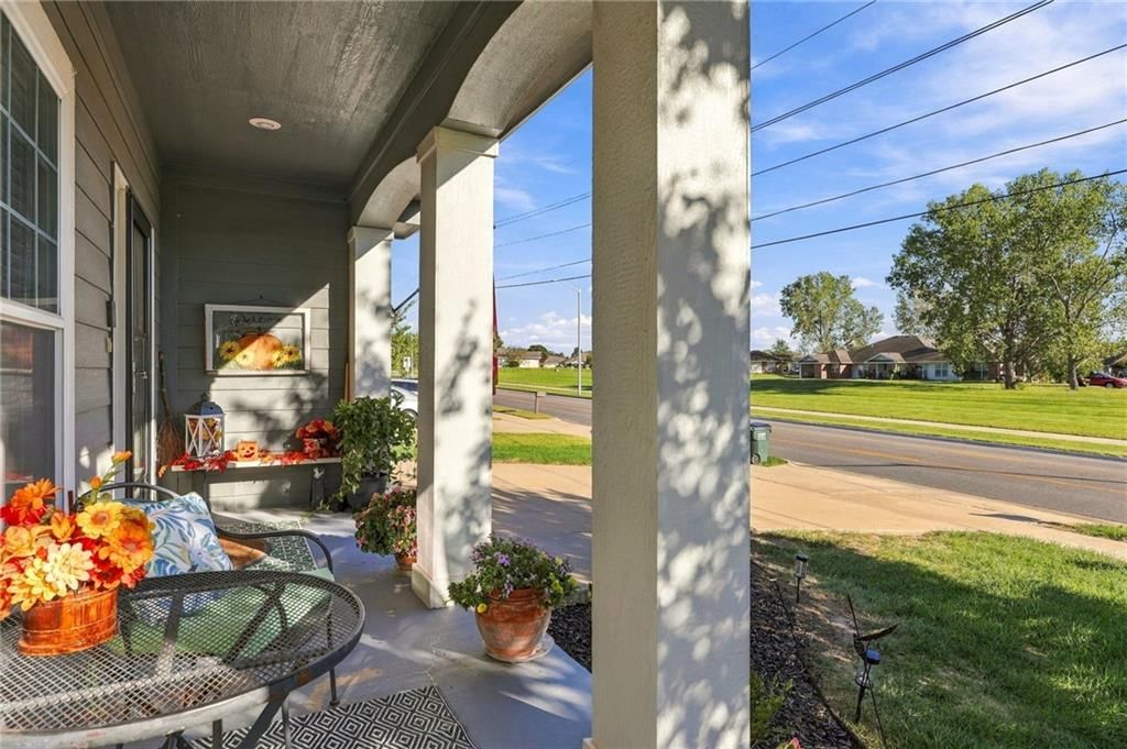 Photo 5 of 40 - 372 W Madison Street, Gardner, KS 66030