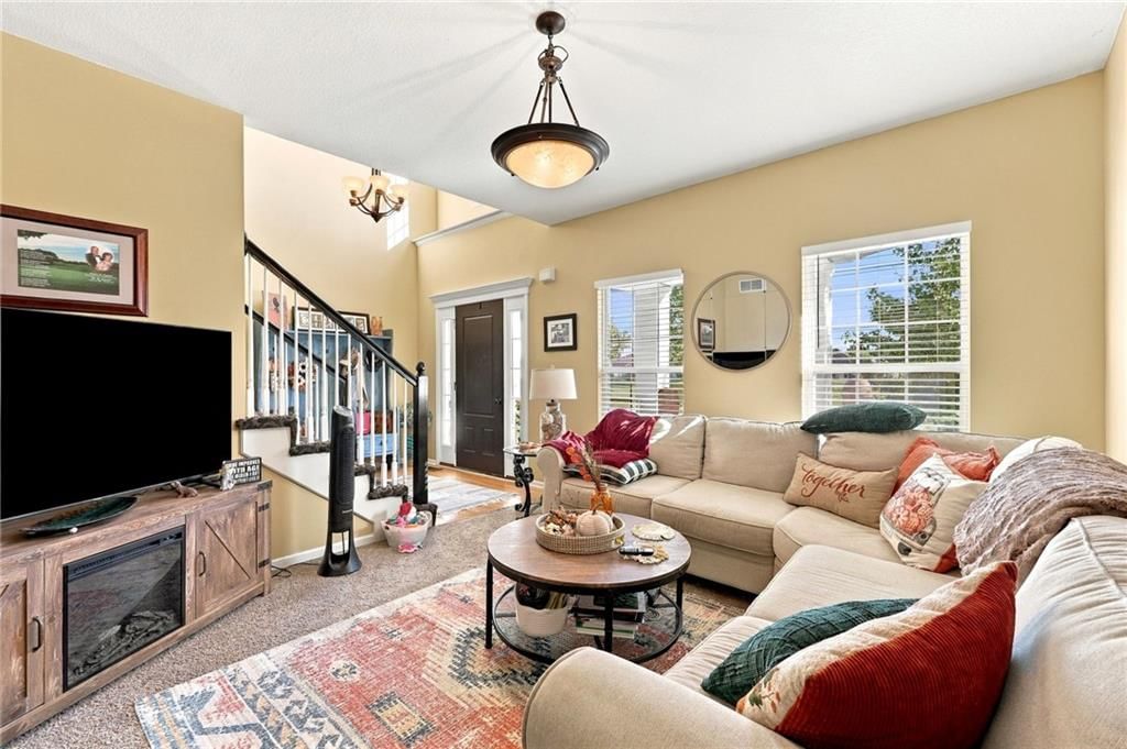 Beige walls and carpet at 372 W Madison Street, Gardner, KS 66030