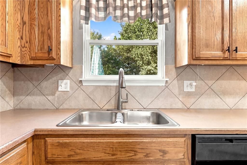 Photo 16 of 40 - 372 W Madison Street, Gardner, KS 66030