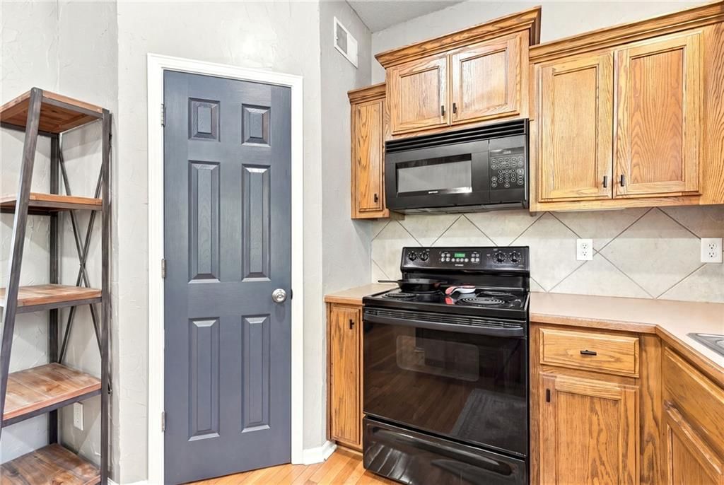 Photo 14 of 40 - 372 W Madison Street, Gardner, KS 66030
