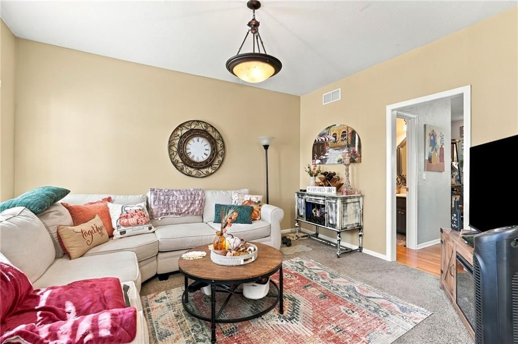 Photo 8 of 40 - 372 W Madison Street, Gardner, KS 66030
