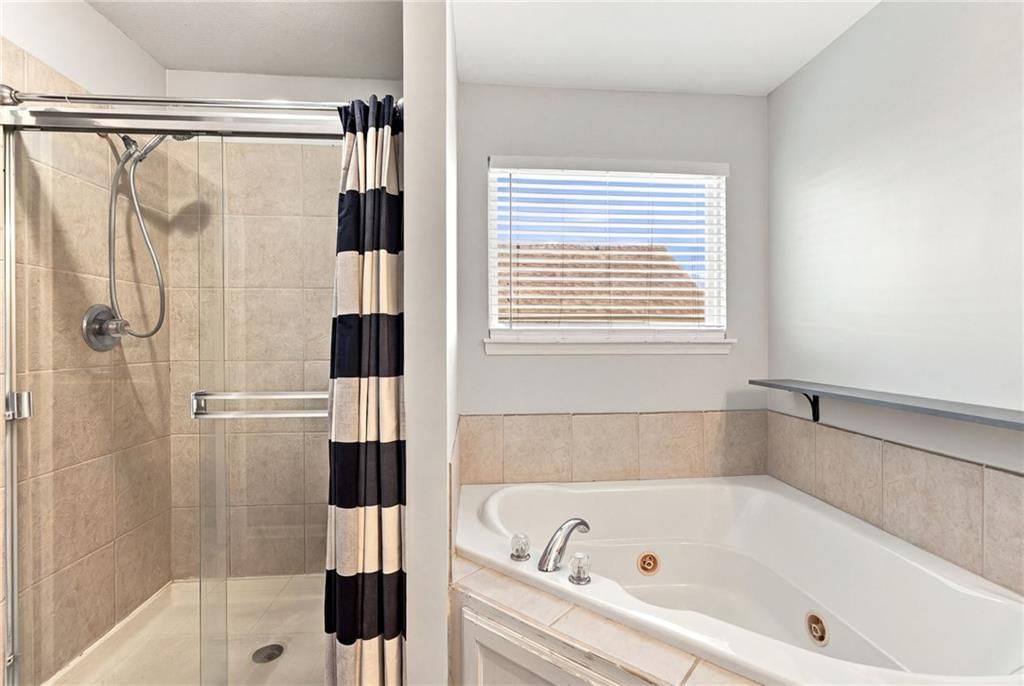 Tiled shower at 372 W Madison Street, Gardner, KS 66030
