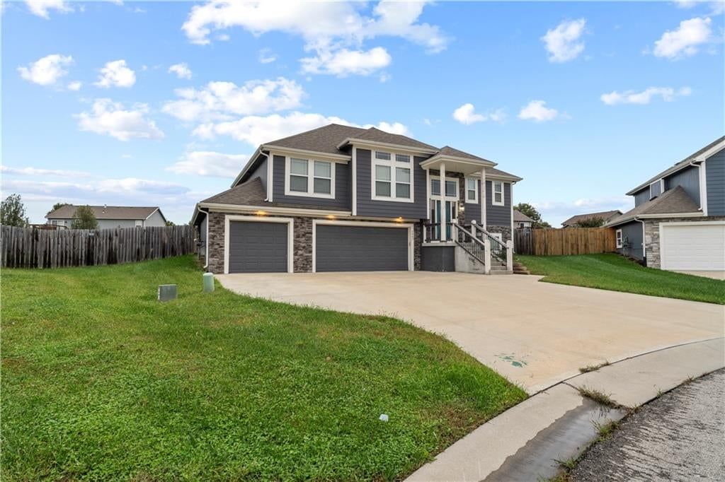 1907 N 162nd Terrace, Basehor, KS: listing photo 2