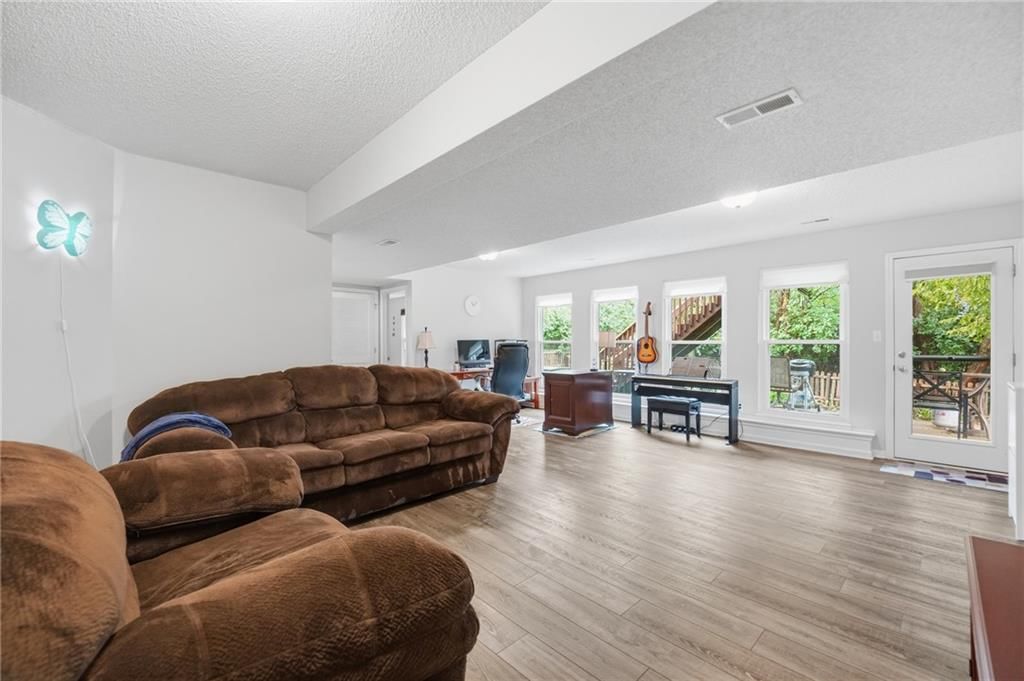 Photo 32 of 42 - 2252 SW Morris Drive, Lee's Summit, MO 64082