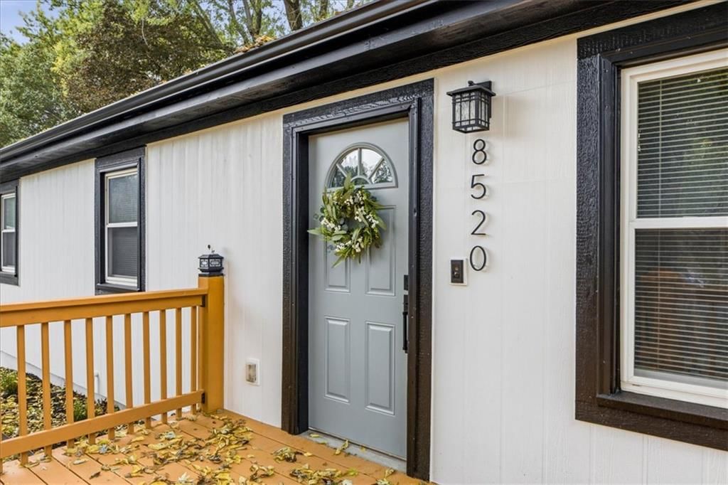 Photo 5 of 35 - 8520 Larsen Street, Overland Park, KS 66214