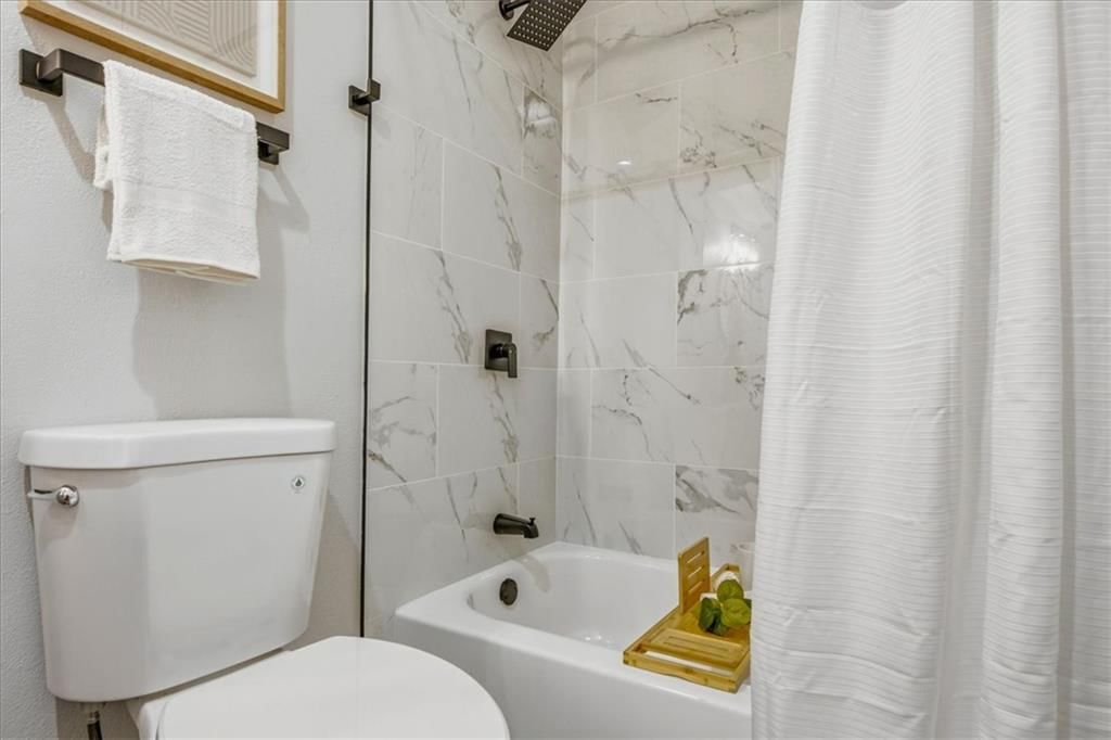Photo 19 of 35 - 8520 Larsen Street, Overland Park, KS 66214