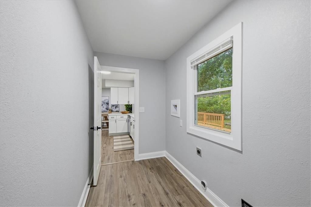 Photo 15 of 35 - 8520 Larsen Street, Overland Park, KS 66214
