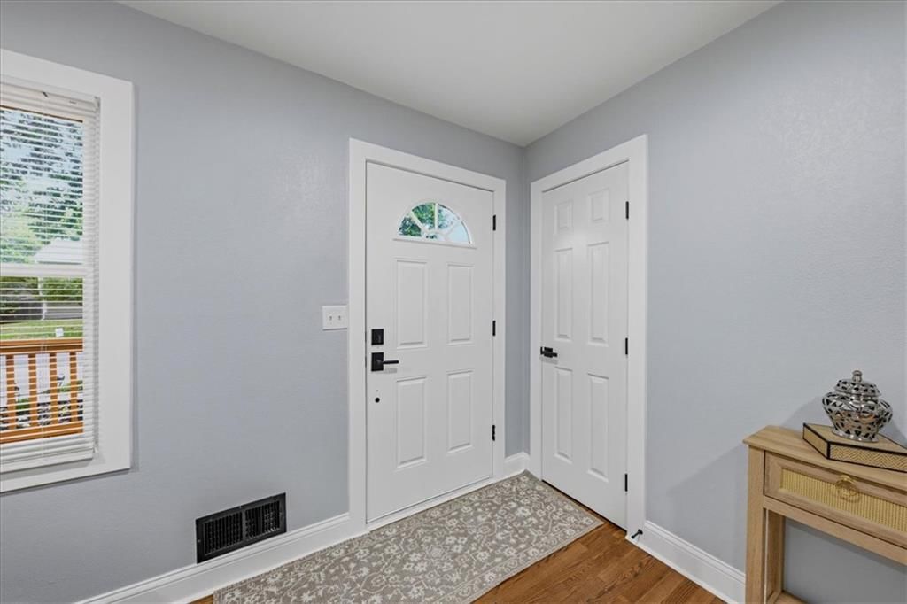 Photo 6 of 35 - 8520 Larsen Street, Overland Park, KS 66214