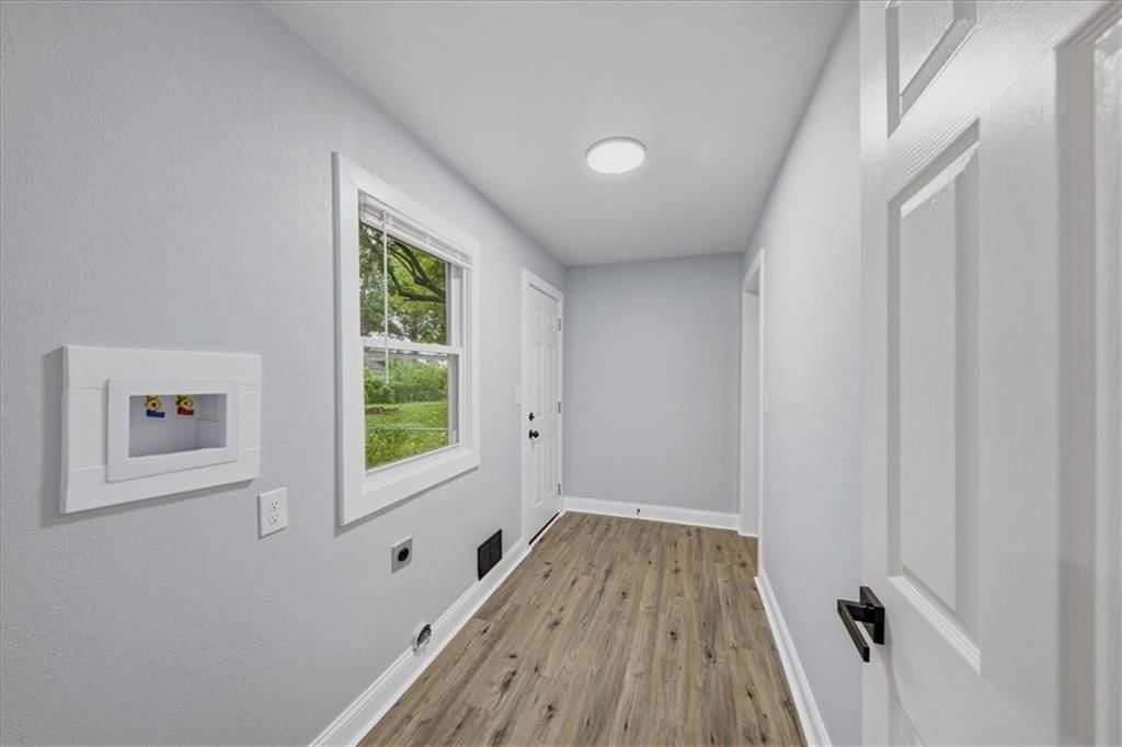 Photo 14 of 35 - 8520 Larsen Street, Overland Park, KS 66214
