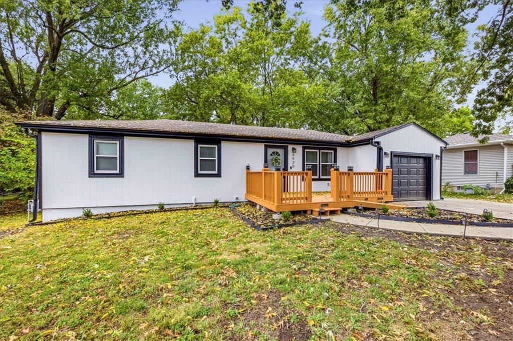 Photo 2 of 35 - 8520 Larsen Street, Overland Park, KS 66214