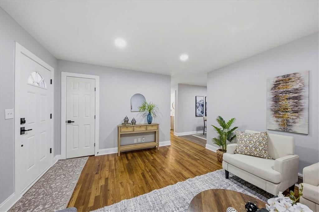 Photo 9 of 35 - 8520 Larsen Street, Overland Park, KS 66214
